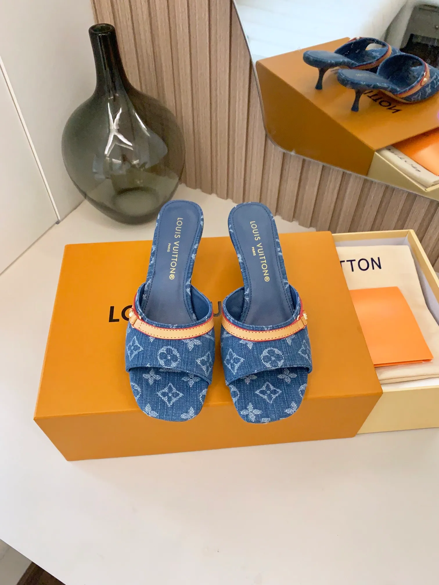 👟👟Ex-factory price p440👟👟 LV ss24 new arrival～Spring and summer single cat heels. The brown leather with tannin color is so brilliant! The perfect kitten heel, which is just right, is high-end, classic, sexy and comfortable, and it has full marks for summer shoes 💯 It is a must-have item to match! Material: Denim➕Cow leather Lining: Full sheepskin for foot pads Outsole: Genuine leather outsole Shoe size: 34-40